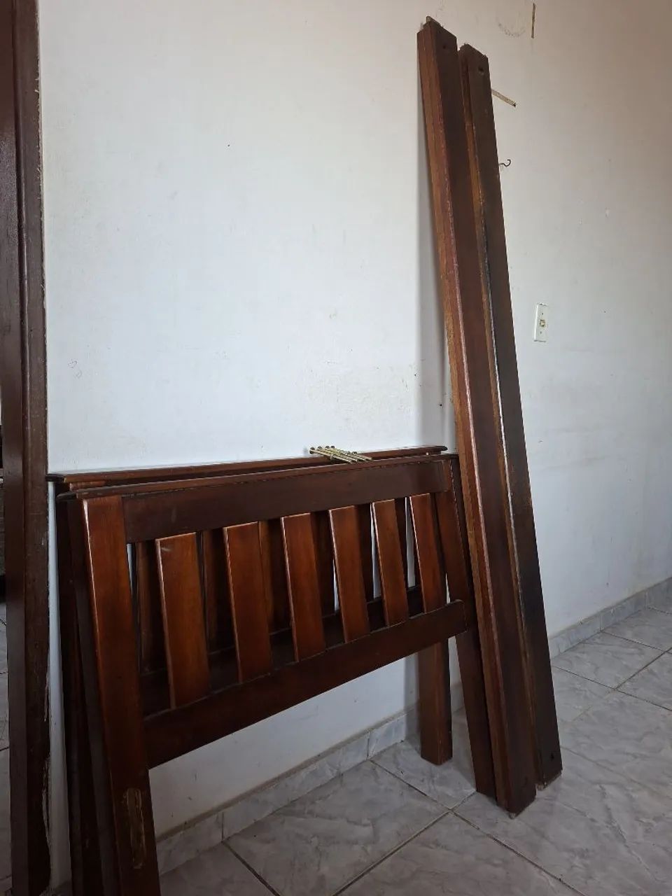 Cama solteiro de madeira maciça