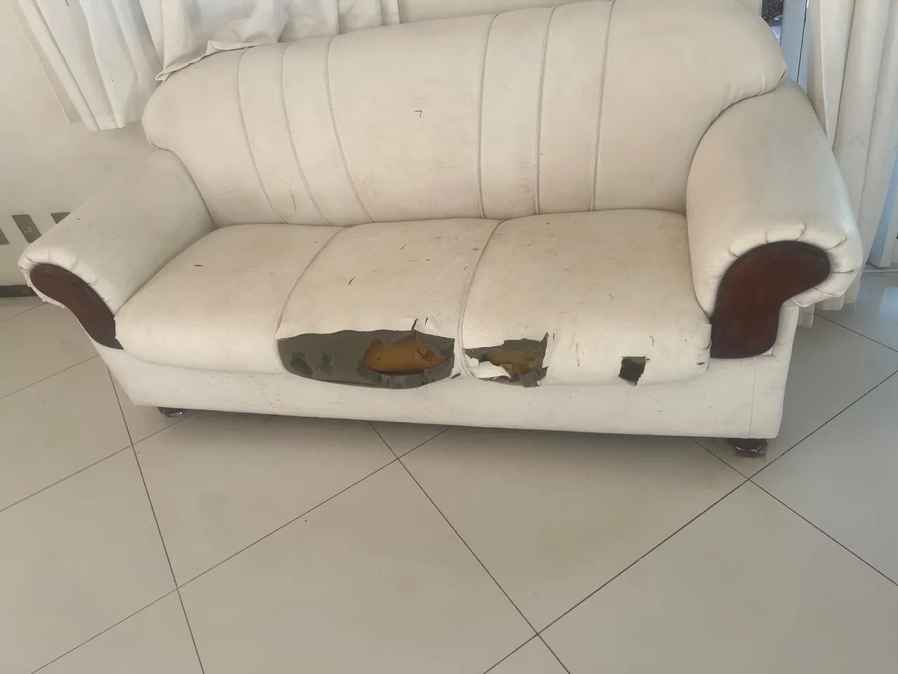 Sofá usado( precisa ser encapado )