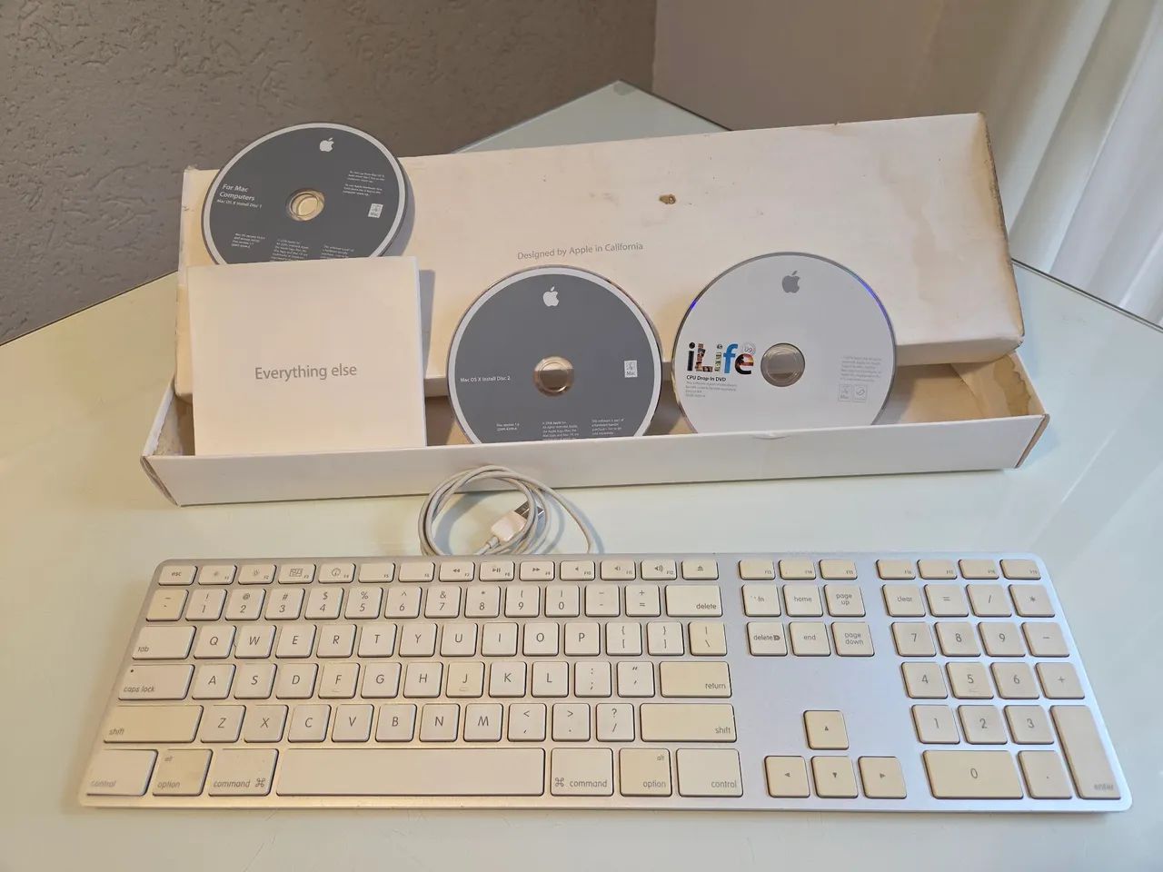 Vendo teclado Apple original na caixa e com CDs de instalação 