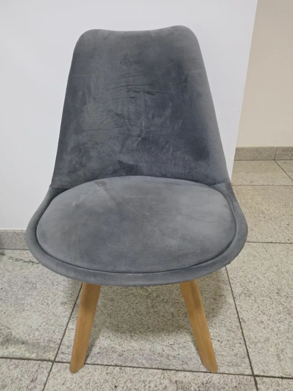 Cadeira cinza de veludo