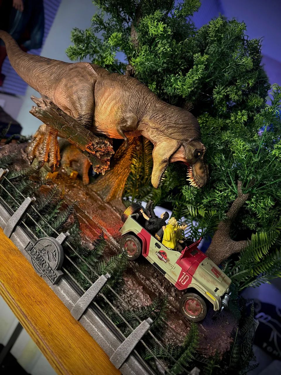 T Rex Chase 1/20 Iron Studios