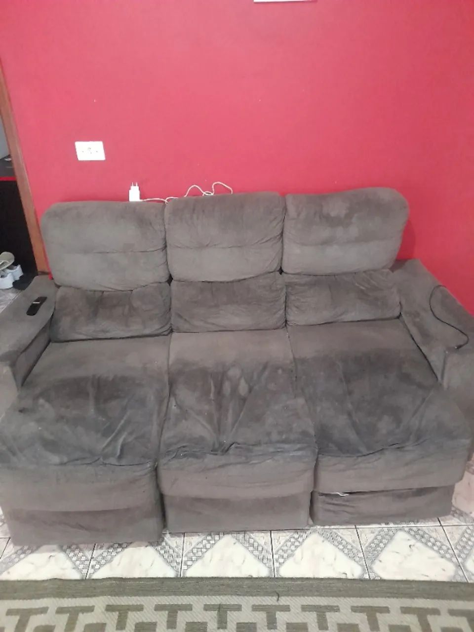 Vendo 2 sofás retráteis cinza, confortáveis e espaçosos. - Foto 2