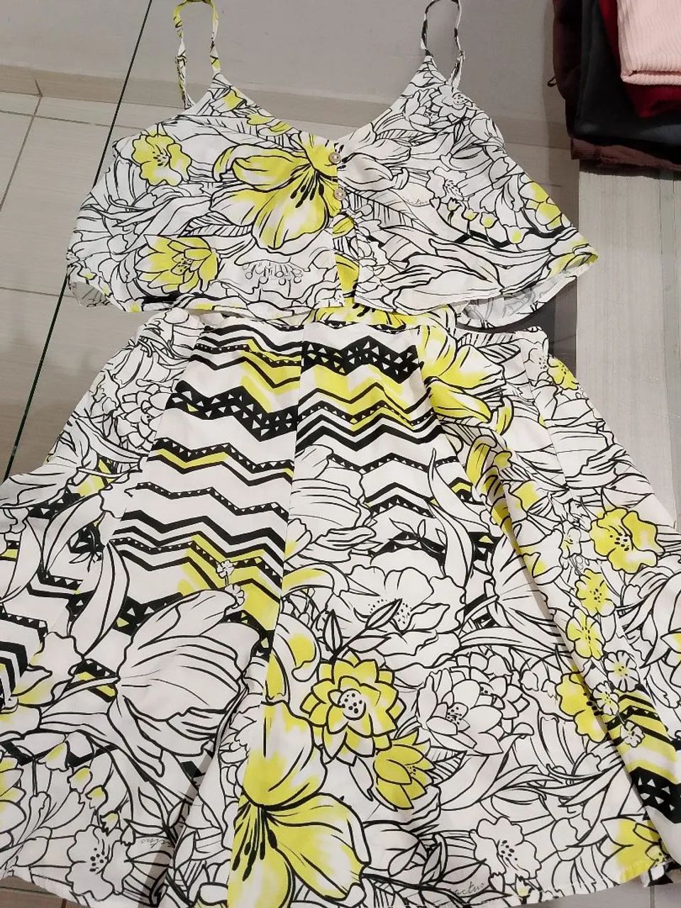 Vestido Estampado Floral e Com Recorte Lateral 