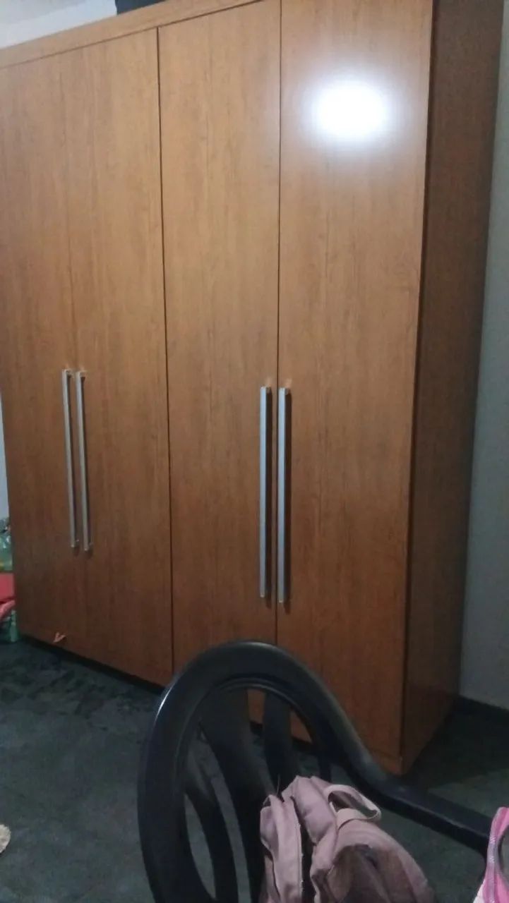 Vendo dois guarda-roupas de madeira
