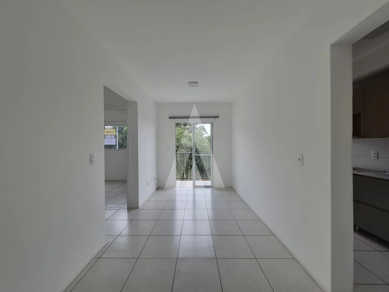 Apartamento com 02 quartos e sacada no bairro Petrópolis.