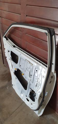 Porta traseira lado motorista Toyota Corolla 2016 2017 - Foto 2