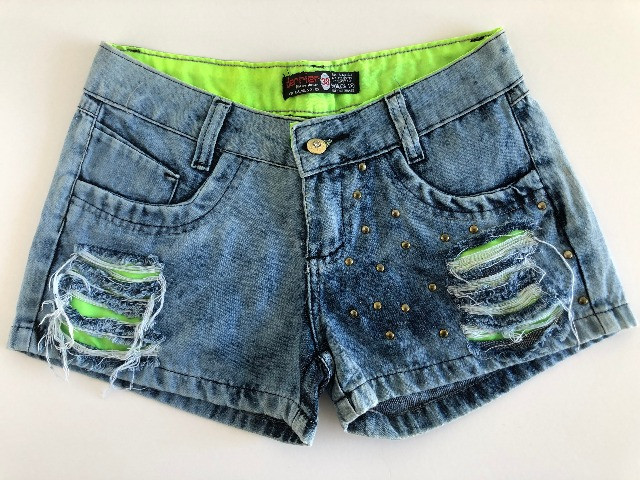 Short jeans com verde neon