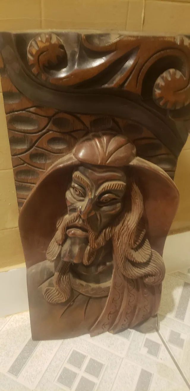 Quadro talhado na madeira 