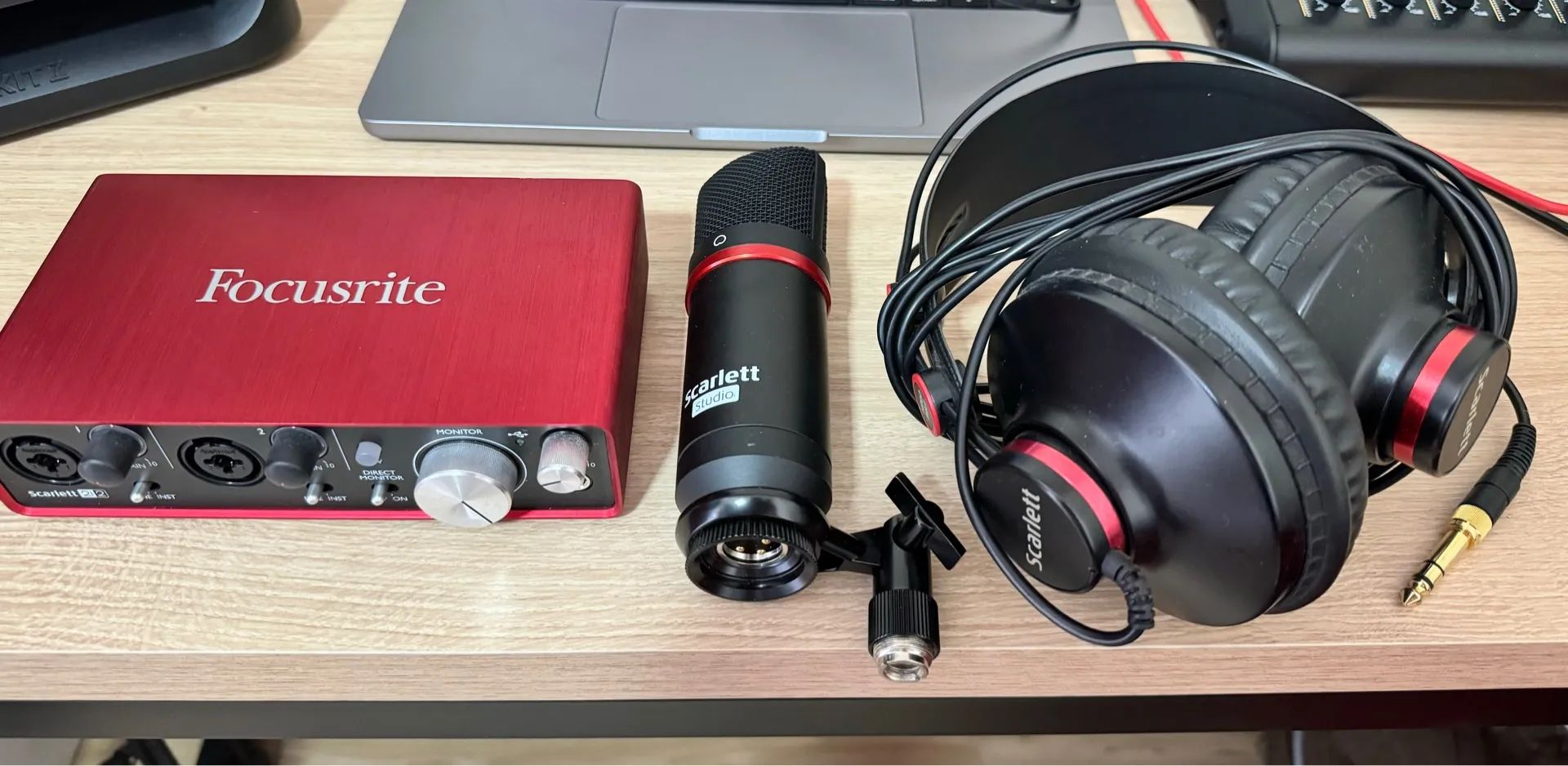 Placa de Áudio, Kit de Gravação Completo - Focusrite Scarlett 2i2, Microfone e Fones