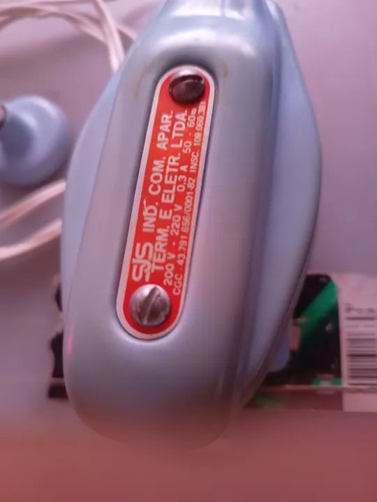 Telefone e massageador antigos