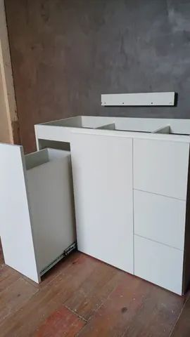 Vendo Armario de Banheiro Novo em MDF com Cesto de Roupa Suja 