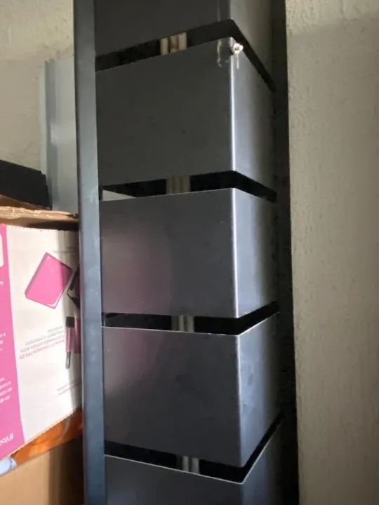 Estante de Ferro com Prateleiras de Vidro - Foto 2