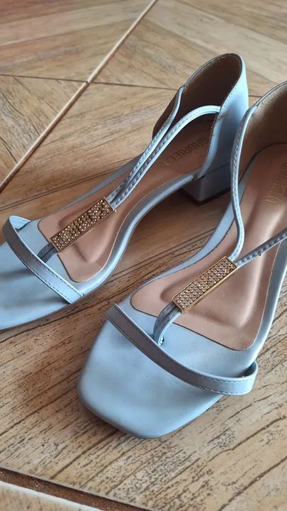 Sandálias azuis com detalhe em dourado - Foto 2