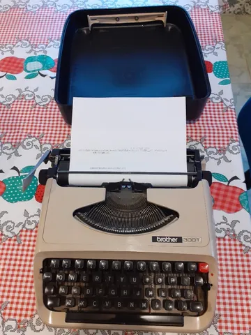Maquina de datilografia - escrever Brother 300T vintage peça colecionavel funcionando