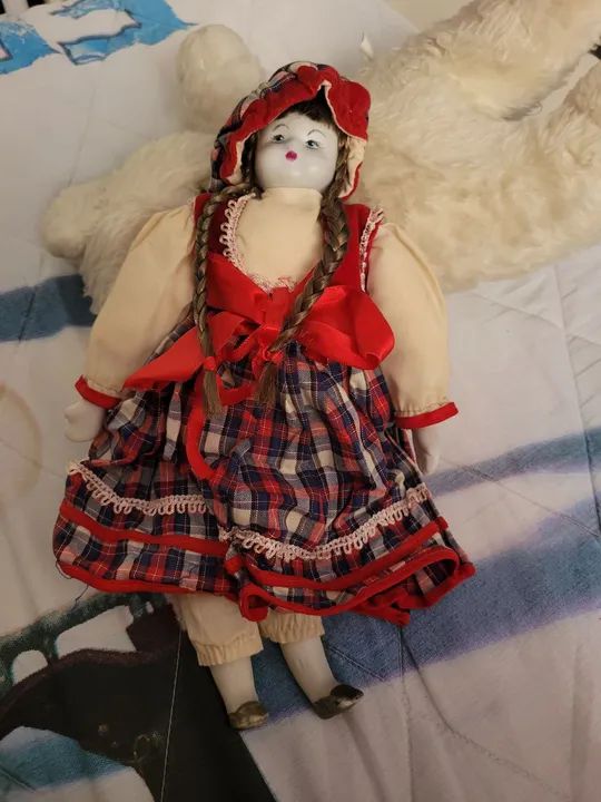 Boneca de porcelana antiga