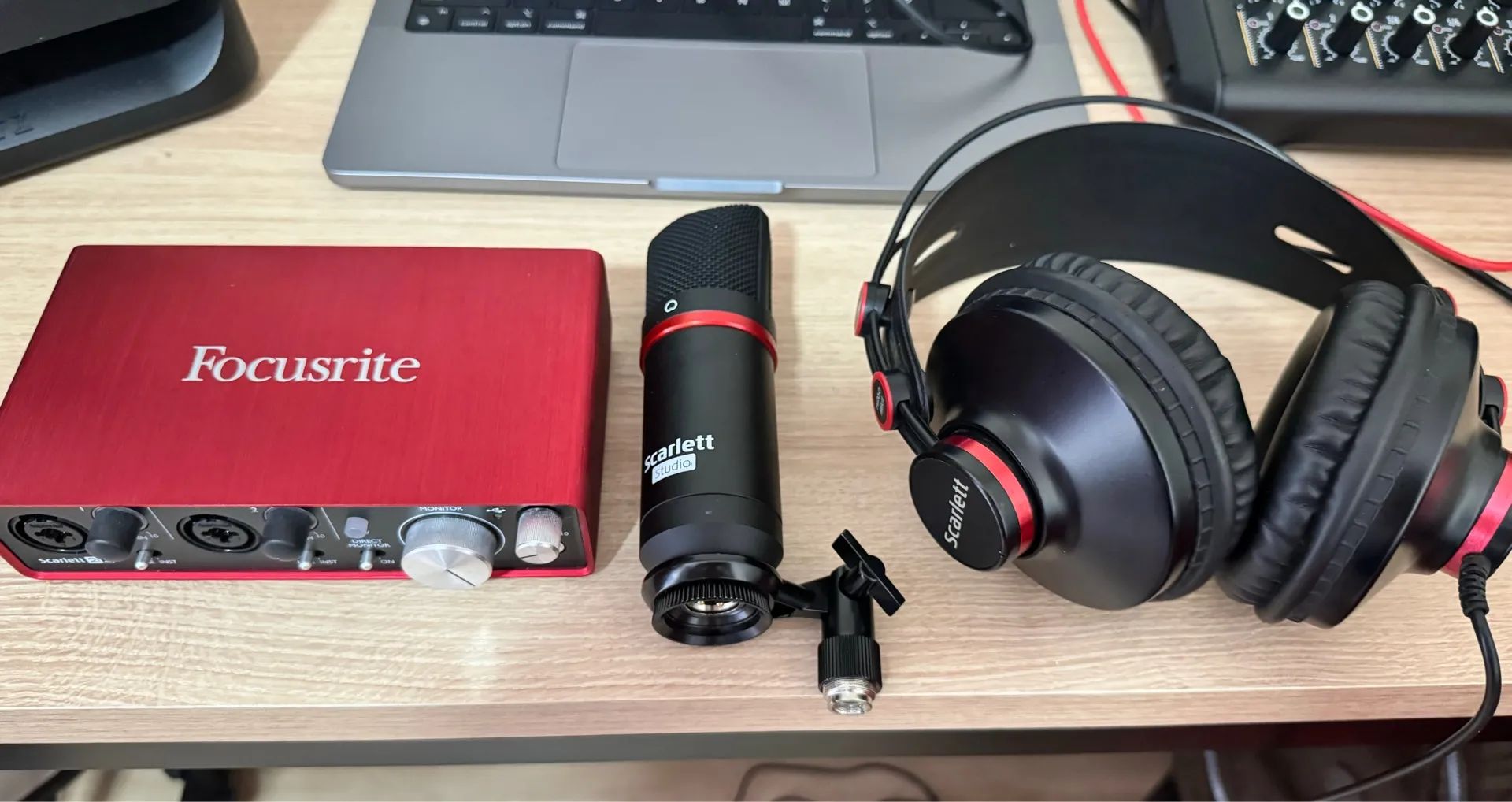 Placa de Áudio, Kit de Gravação Completo - Focusrite Scarlett 2i2, Microfone e Fones - Foto 3