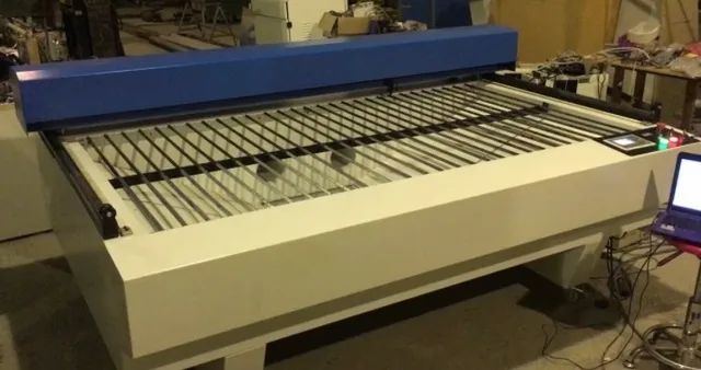 MAQUINA LASER GRANDE NOVA CO2 CORTE E GRAVAÇÃO   AREA UTIL DA MESA 2mts X 1mt - Foto 2