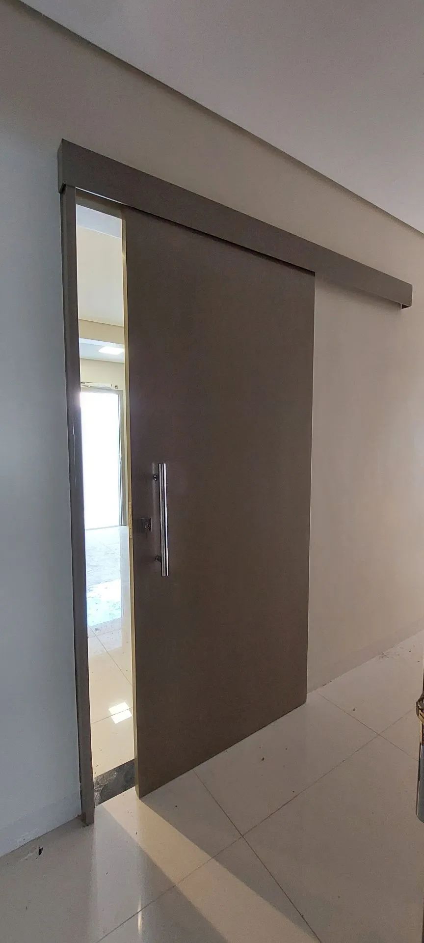 Porta de madeira maciça com acabamento impecável - Foto 6