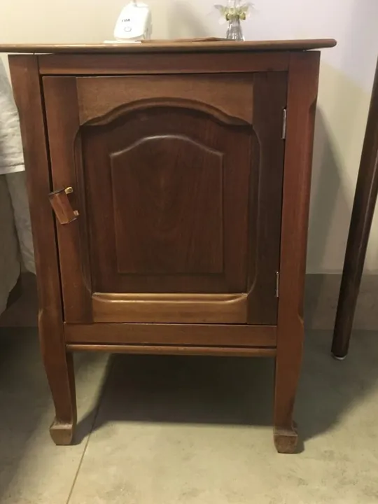 Mesinha de cabeceira antiga e restaurada