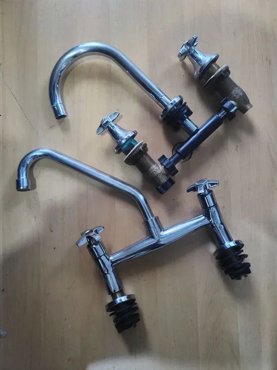 Vendo 2 pares de torneira misturador Ótimo estado  - Foto 2