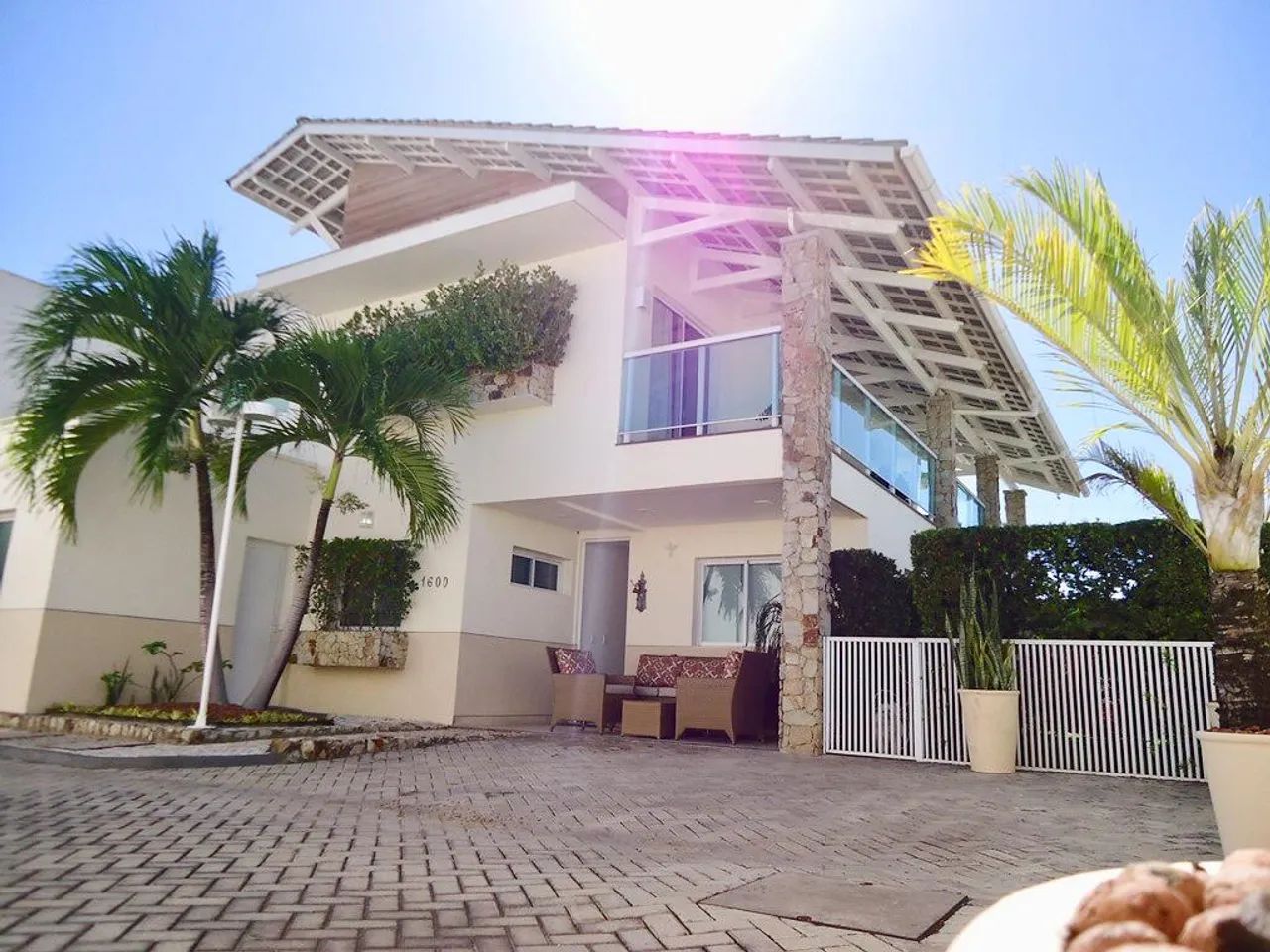 Casa duplex em Fortaleza, 242 m² área construída, 05 suítes, deck completo, 06 vagas