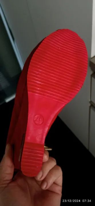 Sandália plataforma vermelha com corrente Antônia dominguez  - Foto 4