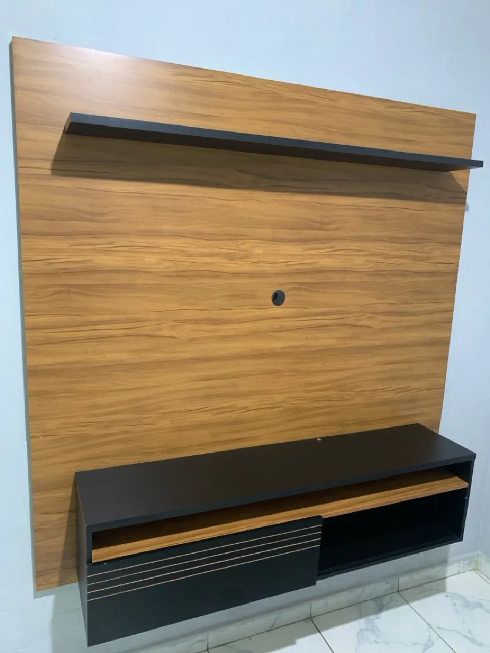 Painel de TV com Prateleira e Rack - Design Moderno