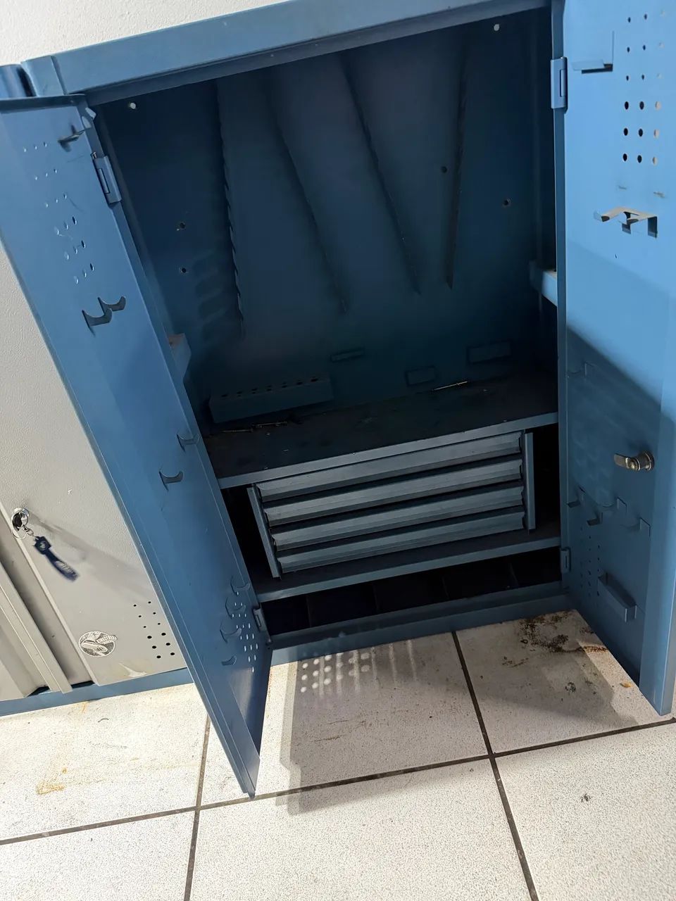 Armário de ferramenta 64840827468418121