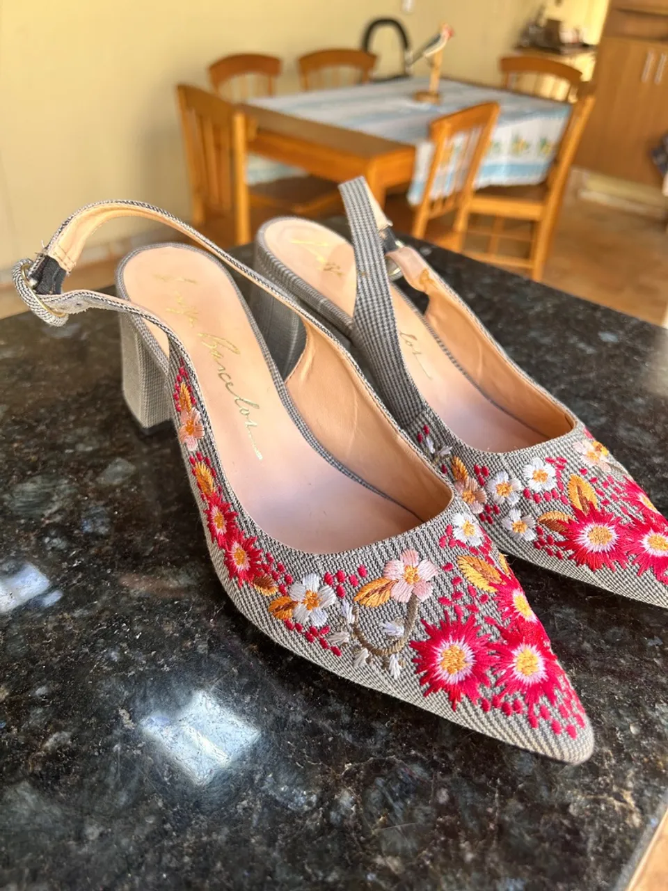 Sapato scarpin slingback com bordado floral Luiza Barcelos