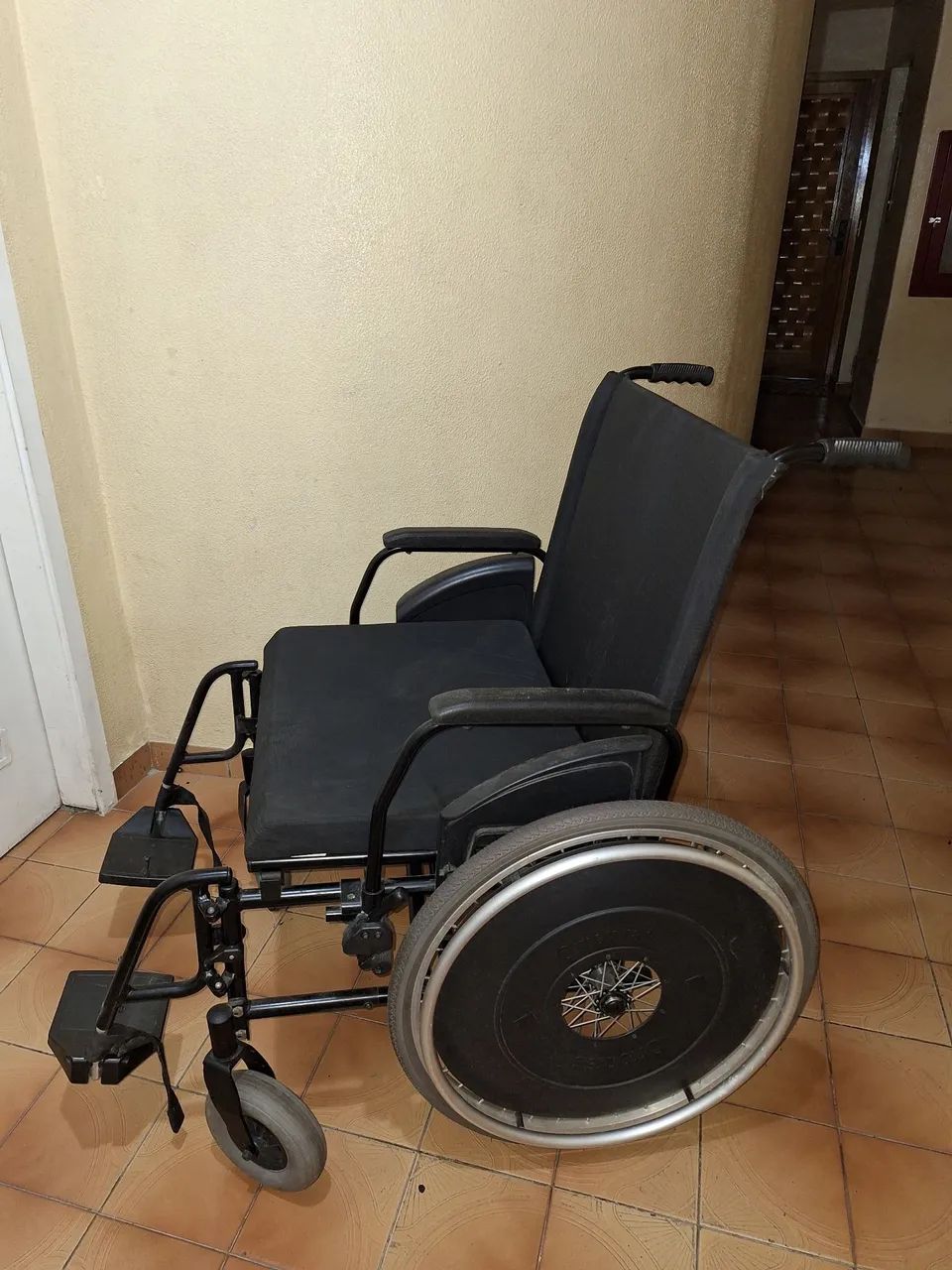 CADEIRA DE RODAS SEMI NOVA 1 ANO E POUCO DE USO  - Foto 3