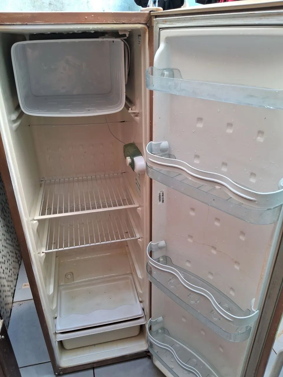 Geladeira pequena em ótimo estado