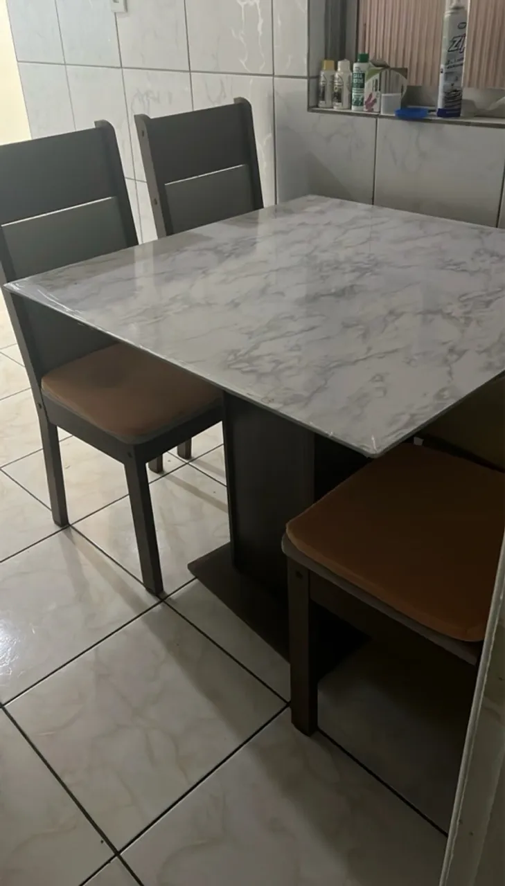 Mesa com 4 lugares com tampa de vidro