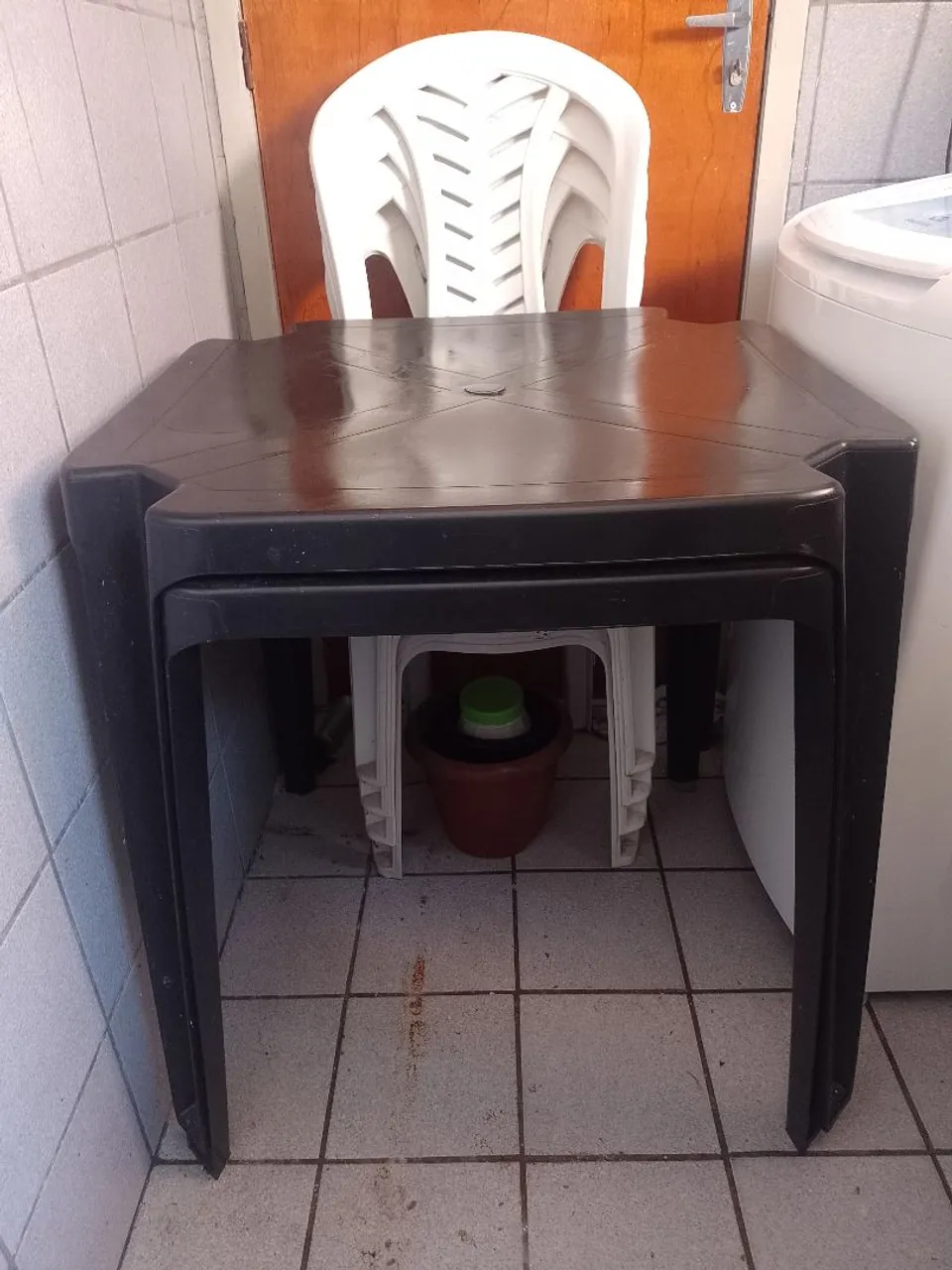Mesa e cadeiras de plástico