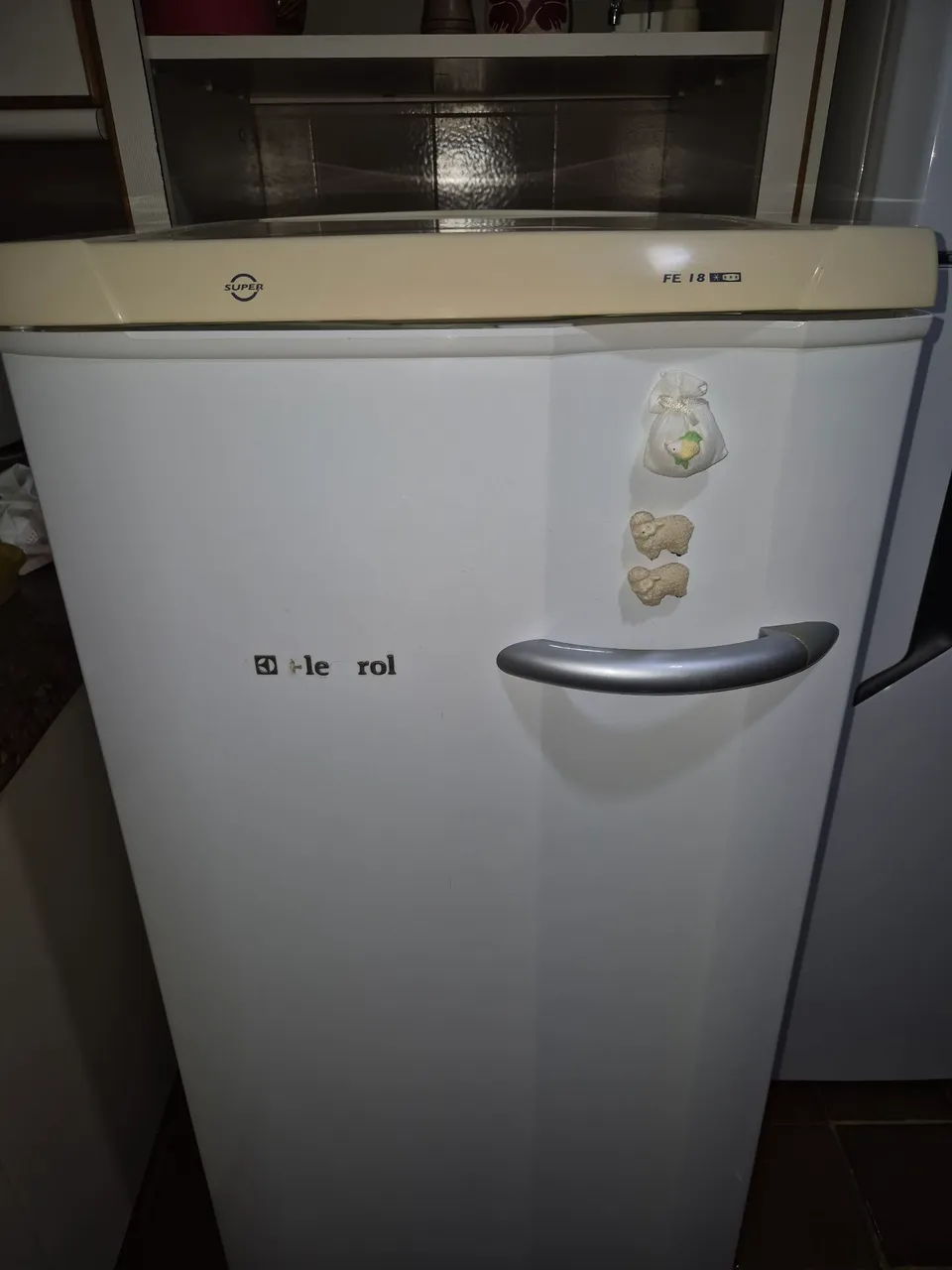 FREEZER VERTICAL ELECTROLUX 145L FE 18 em ótimo estado!