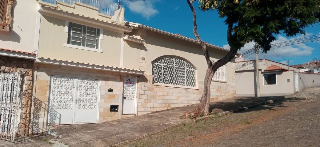 C300 - Casa reformada em excelente local, próximo do centro da cidade...