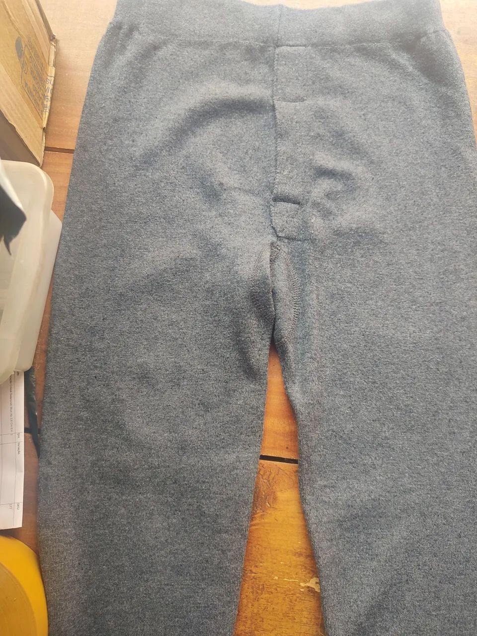 Calça de lã masculina importada. 