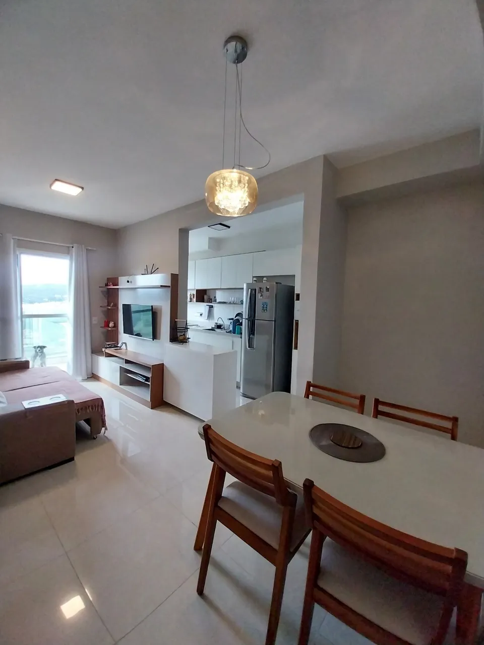 Imobiliária vende lindo apartamento por R$ 405.000,00 mil reais.