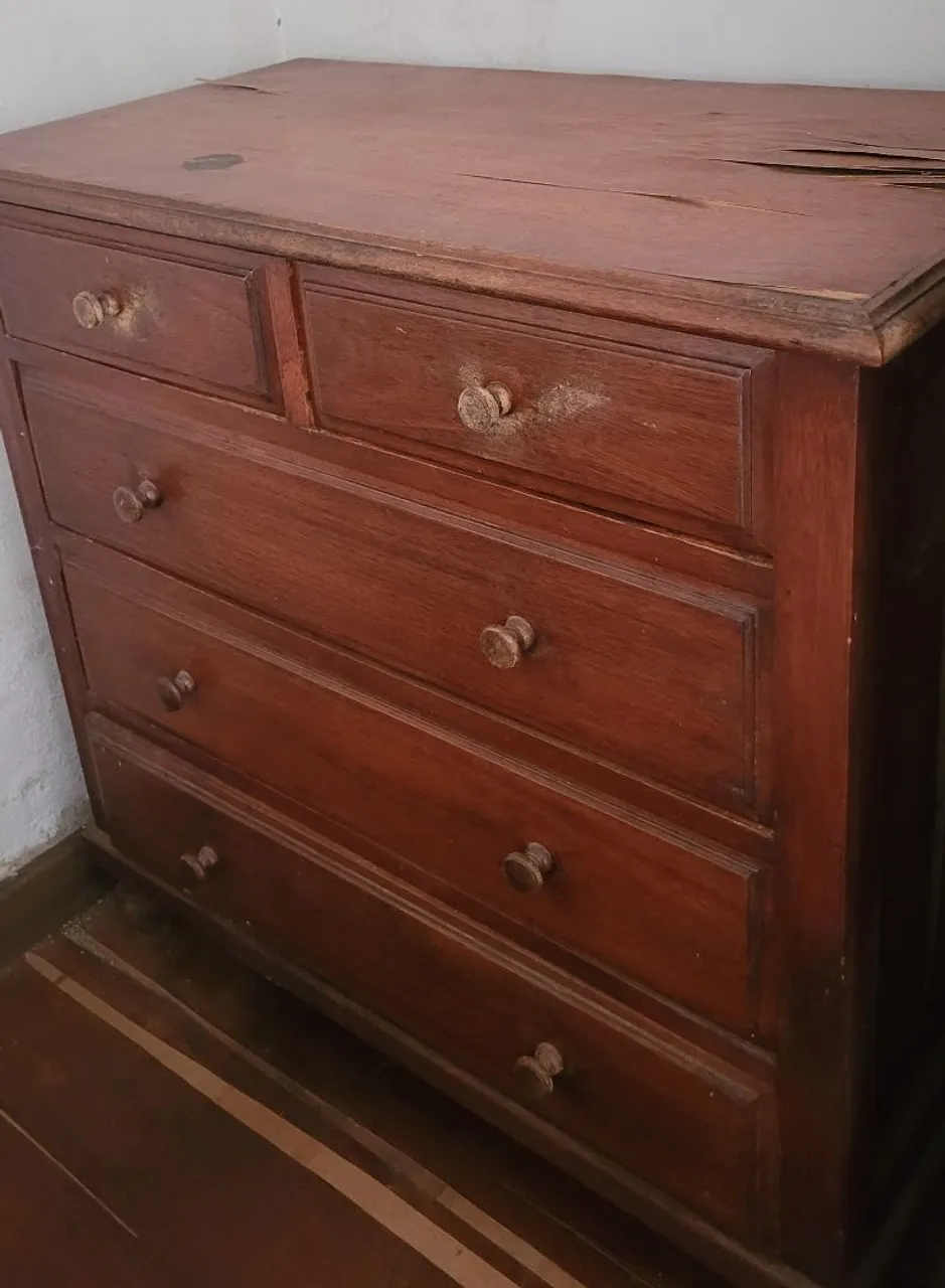 Cômoda de Madeira Clássica