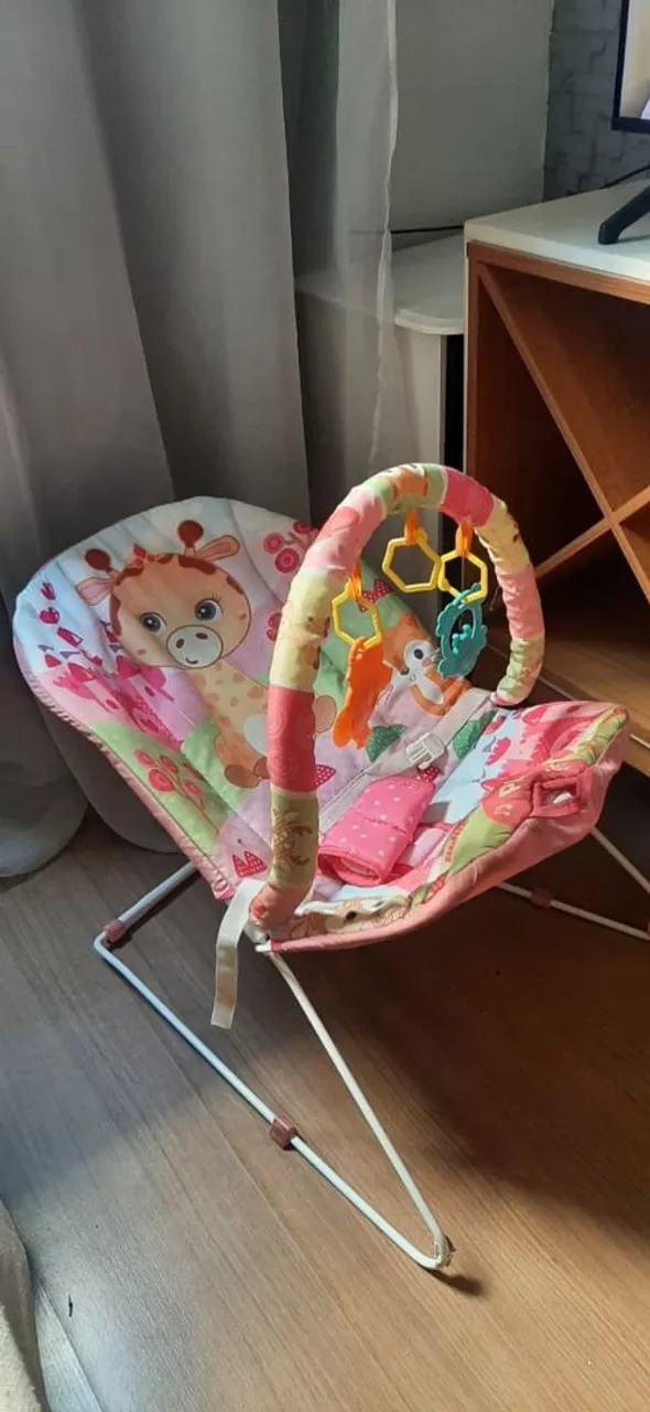 Bouncer para bebê com brinquedos