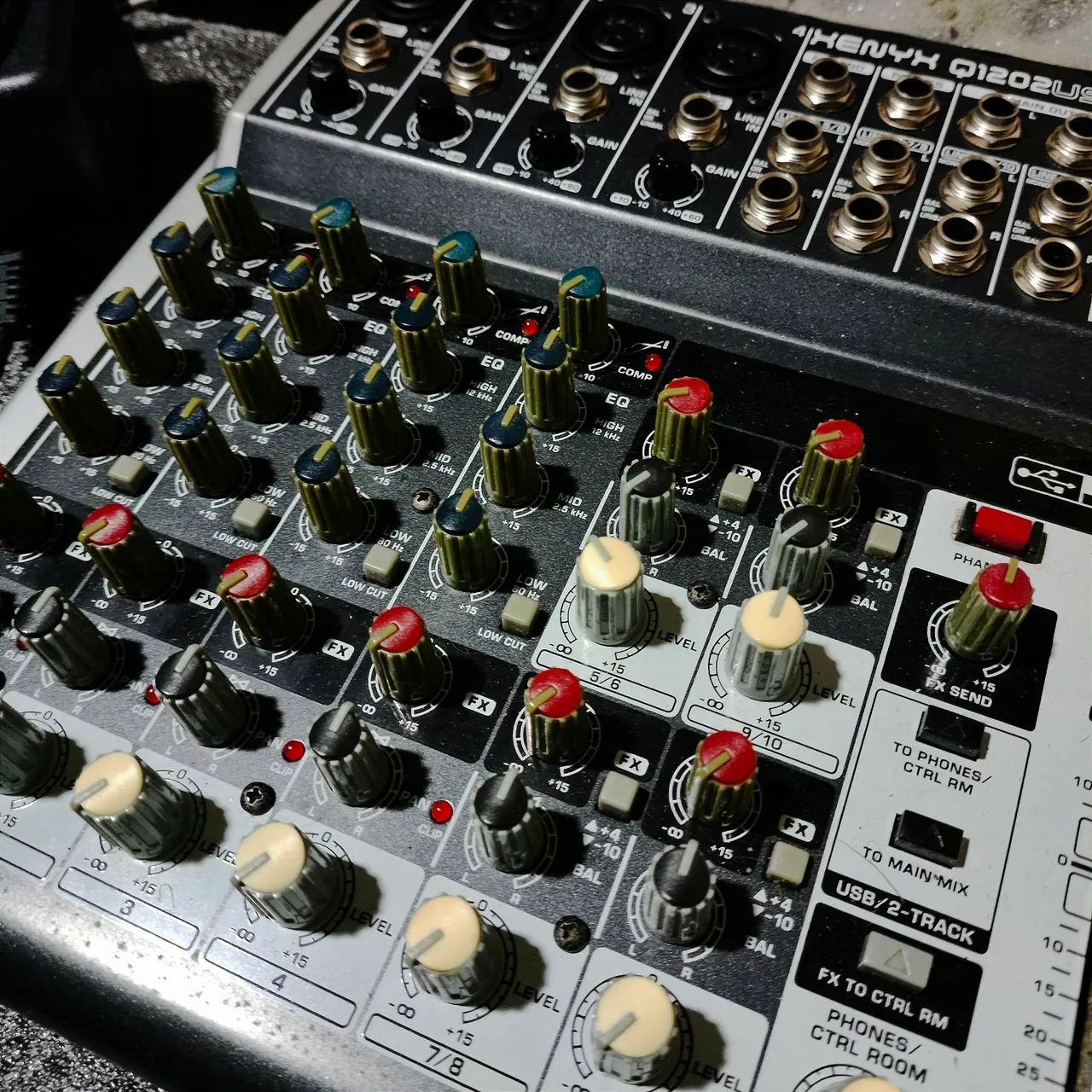 Mesa de Som Behringer Xenyx Q1202 USB - Foto 2