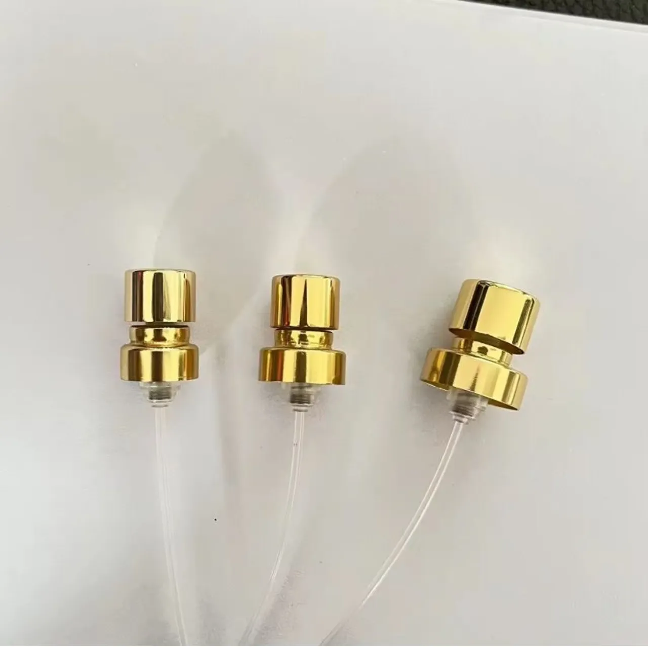 1048 unidades de Válvula recrave spray dourada 15mm