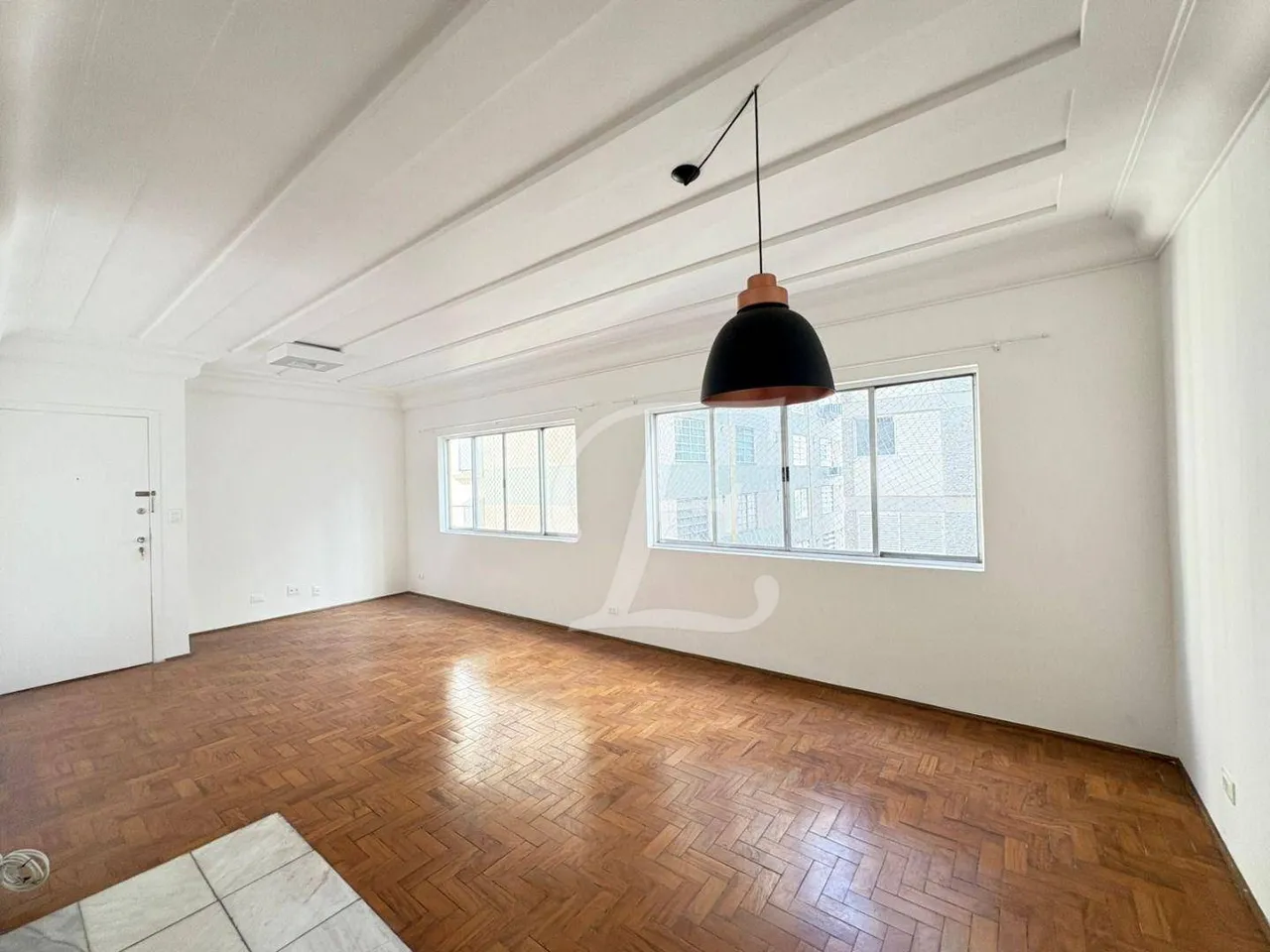 Apartamento para alugar, com 2 quartos e 2 vagas. Cozinha integrada. No Jardins.