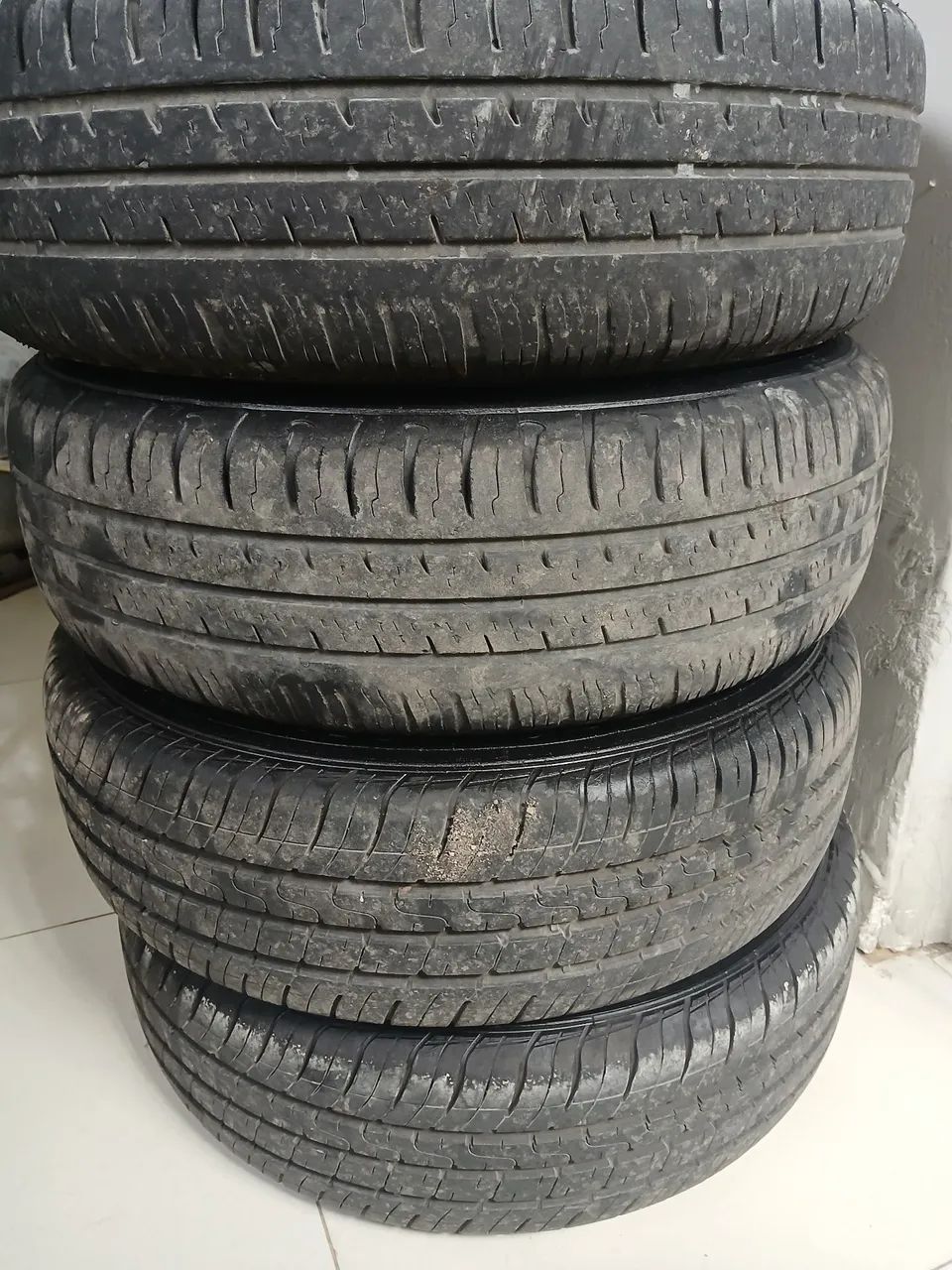 Pneus aro 13 polegadas pneus novo com as jantas originais 