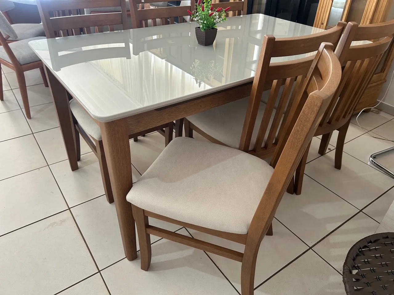 Mesa de Jantar em Madeira com Tampo de Vidro
