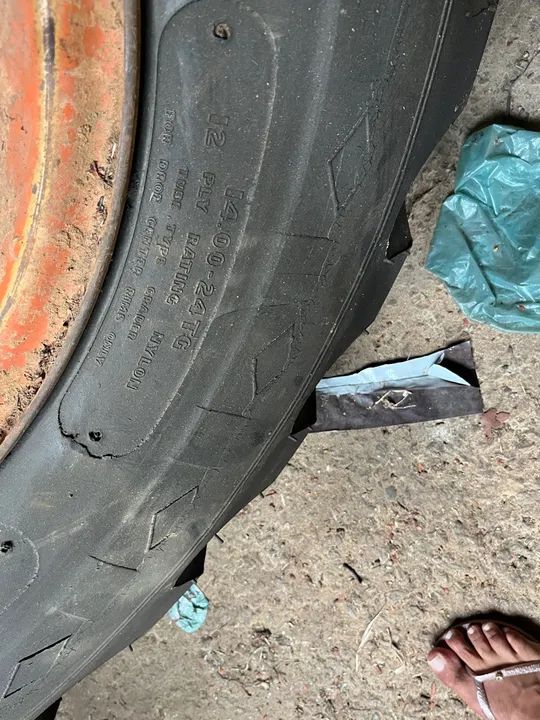 Pneu para Trator 14.00-24 e roda traseira 