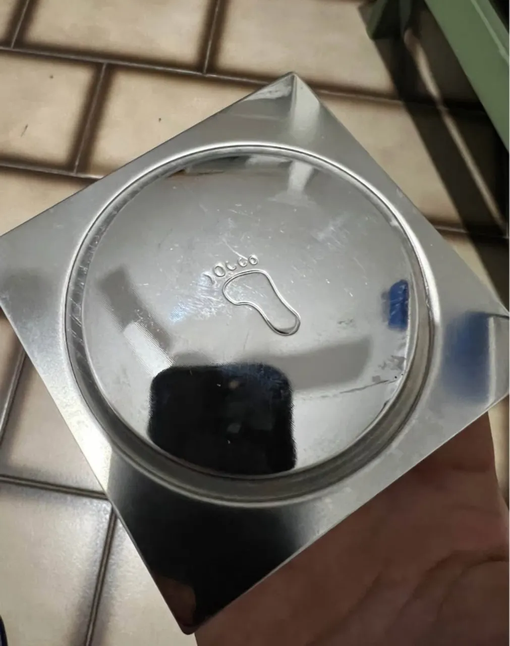 Ralo de aço inoxidável com design de pegada