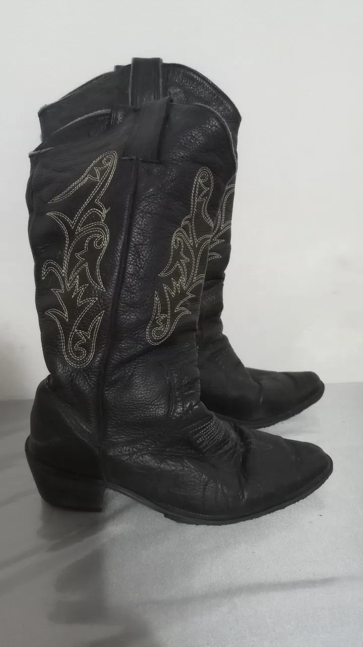 Botas de cano alto pretas com detalhes bordadosTam 36