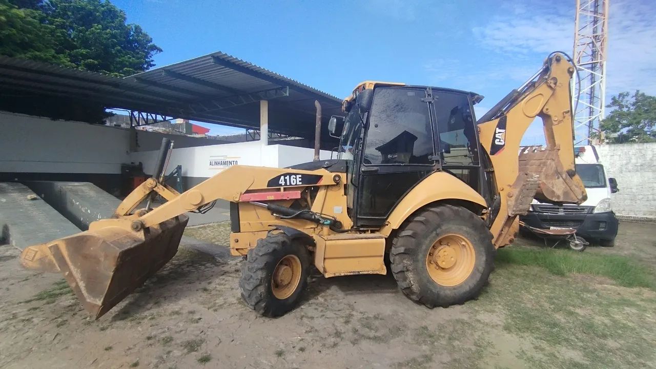 Retroescavadeira Caterpillar 416E - Potência e Eficiência!