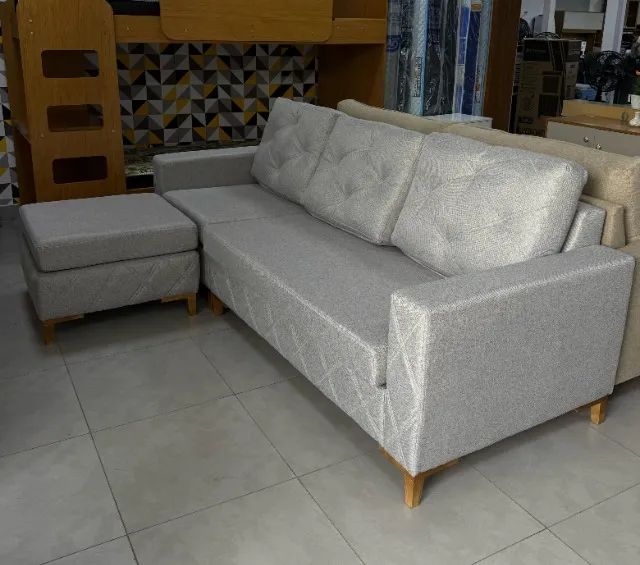 Sofá Living Serena 2,40m com Puff Linho D33 FAZEMOS ENTREGA!