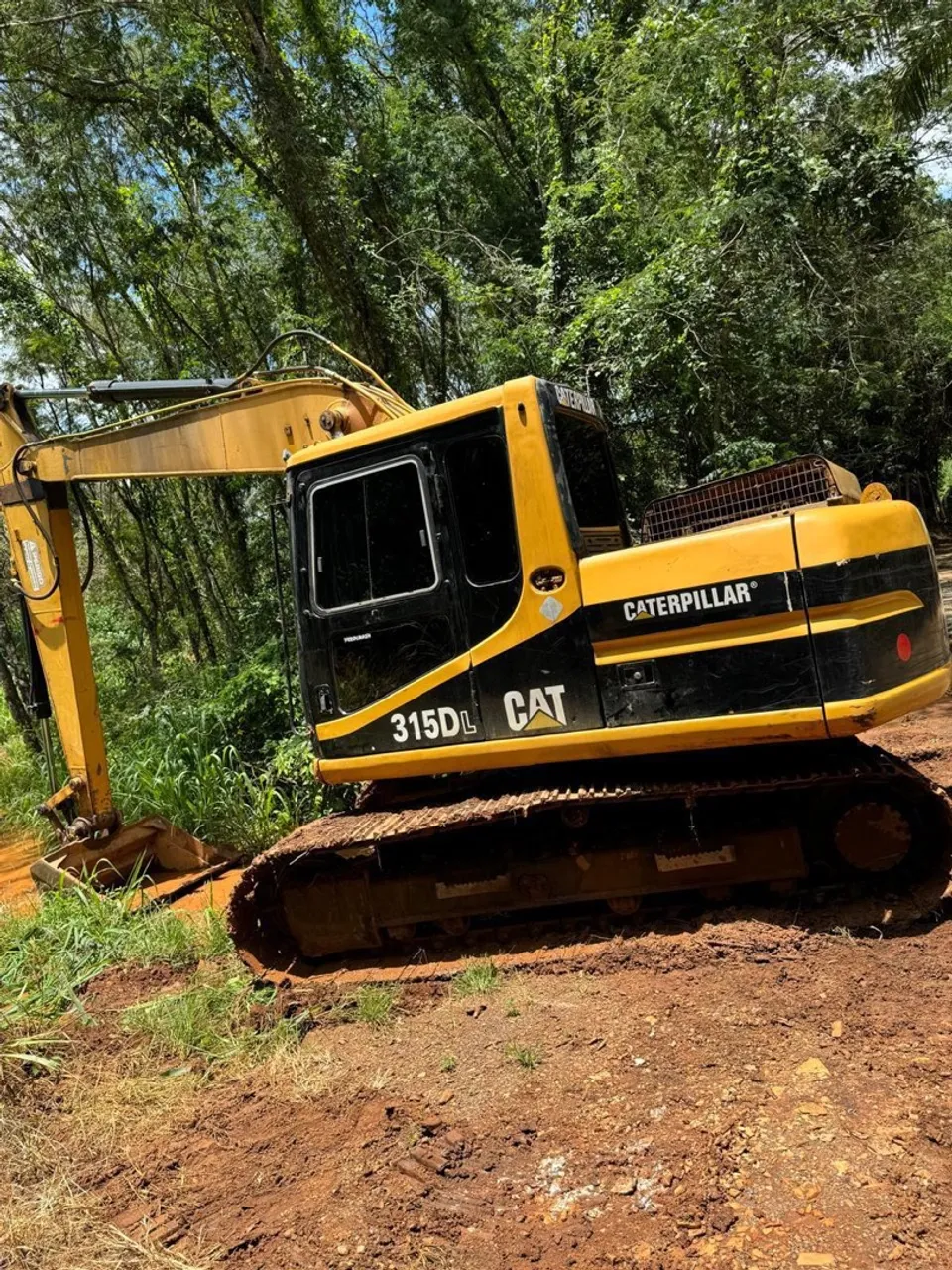 Escavadeira Caterpilla 312 C ano 2006 máquina trabalhando